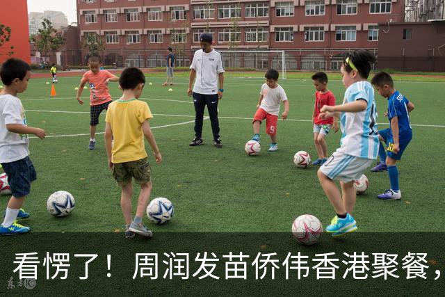 看愣了！周润发苗侨伟香港聚餐，同样年纪，苗侨伟居然这么抗老